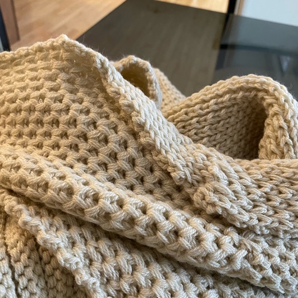 Beautiful matching hat and scarf - Picture 4 of 5